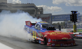 Illustration for article titled NASCAR Invades The Drag Strip With This Jeff Gordon Tribute Scheme